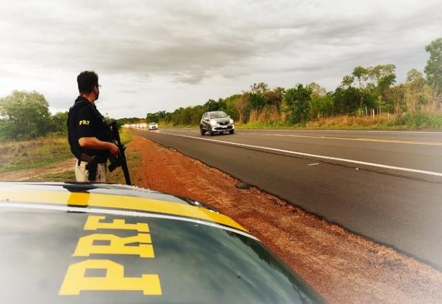 Policial usa radar de velocidade