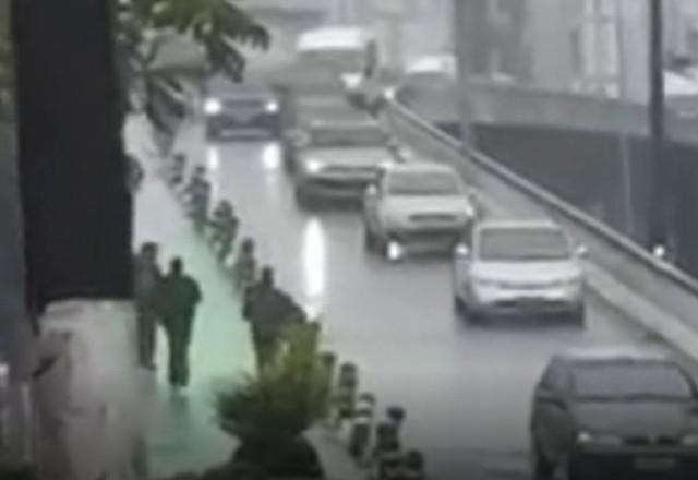 Policias perseguem bandidos que faziam arrastão em viaduto