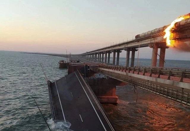 Ponte sobre mar pegando fogo após explosão