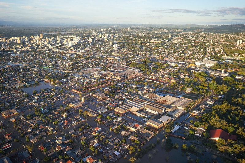 Imagem aérea de Porto Alegre mostra impacto de enchentes. Como apoio, Congresso analisa adiamento do pagamento da dívida do estado | Mauricio Tonetto/Secom