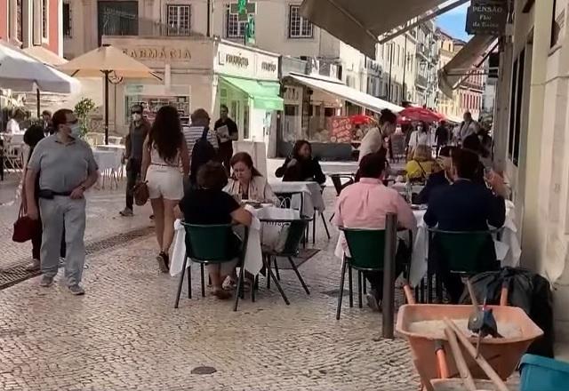 Portugal se torna 1º país a atingir marca de 85% da população vacinada Portugal se torna 1º país a atingir marca de 85% da população vacinada