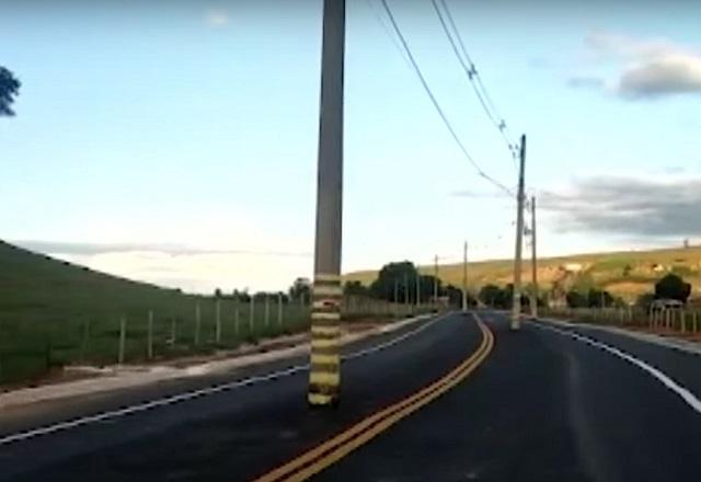 Postes no meio de estrada inaugurada no Espírito Santo