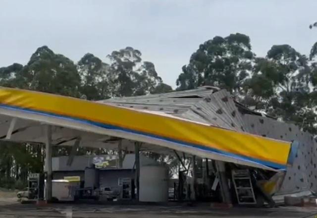 Posto de combustíveis com teto destruído após temporal e ventania