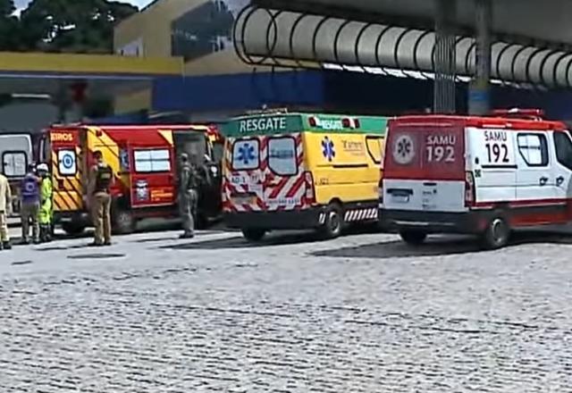 Posto de gasolina com ambulâncias e bombeiros