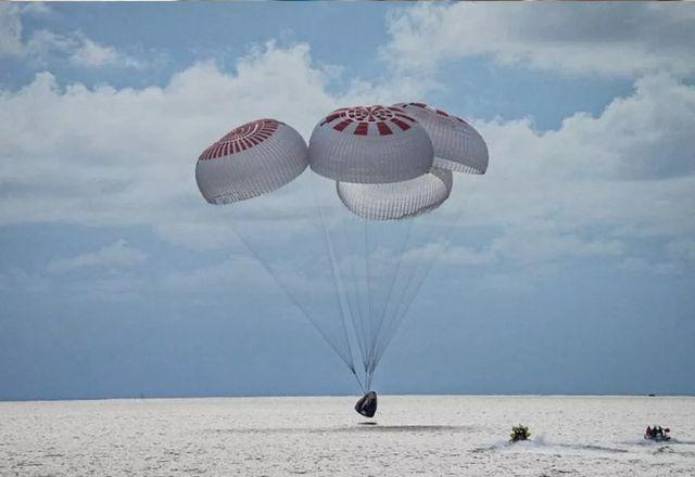 Pouso aconteceu por volta das 20h de sábado (18.set), no Oceano Atlântico, perto da costa da Flórida | Space X
