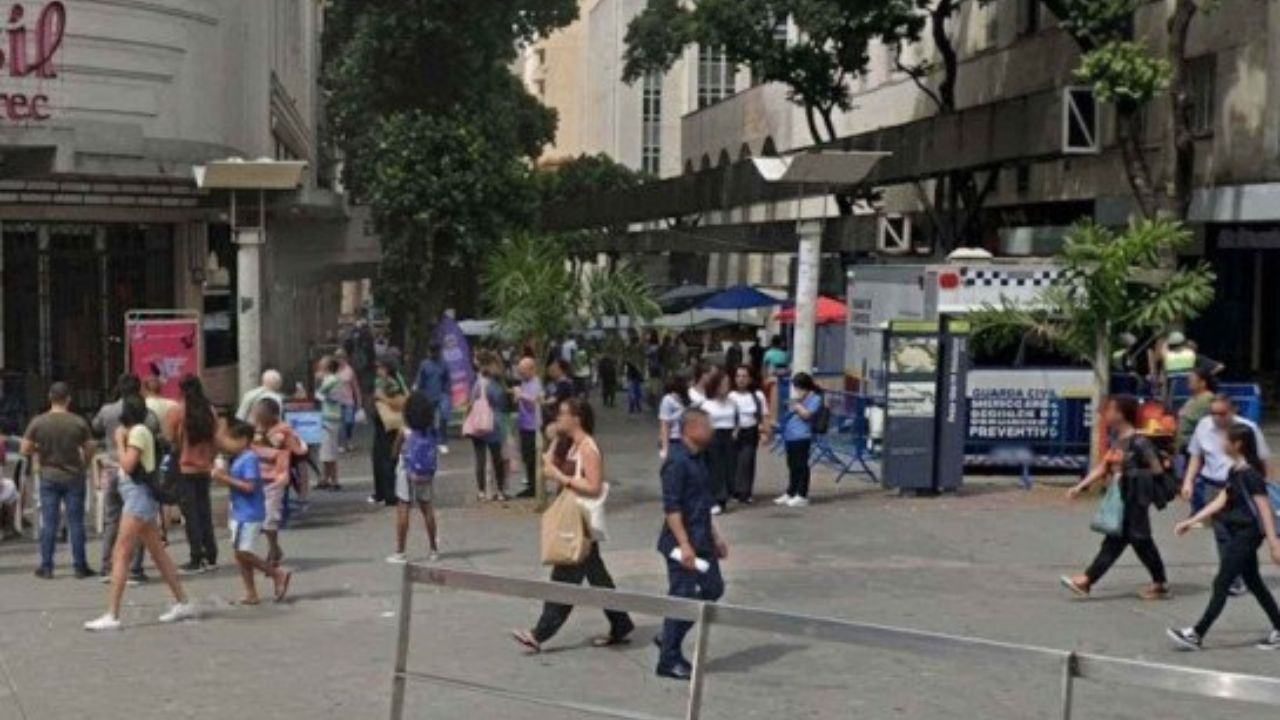 Homem tenta vender filho de 3 anos por R$ 10 e é preso em BH Homem tenta vender filho de 3 anos por R$ 10 e é preso em BH