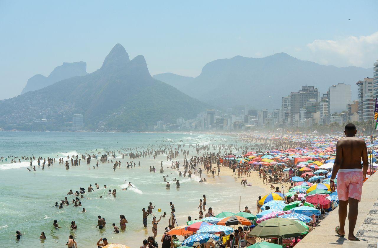 Escocês paga R$ 10 mil por apitos em golpe em Ipanema (RJ)