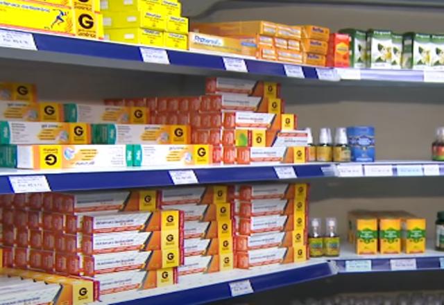 Prateleira com medicamentos