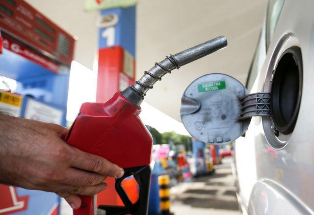 Preço da gasolina para o consumidor pode cair, em média, R$ 0,13