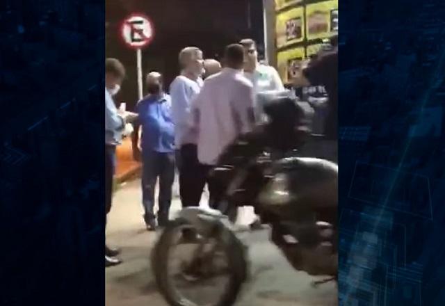 Prefeito não cumpre restrições é flagrado tomando cerveja na rua Prefeito não cumpre restrições é flagrado tomando cerveja na rua