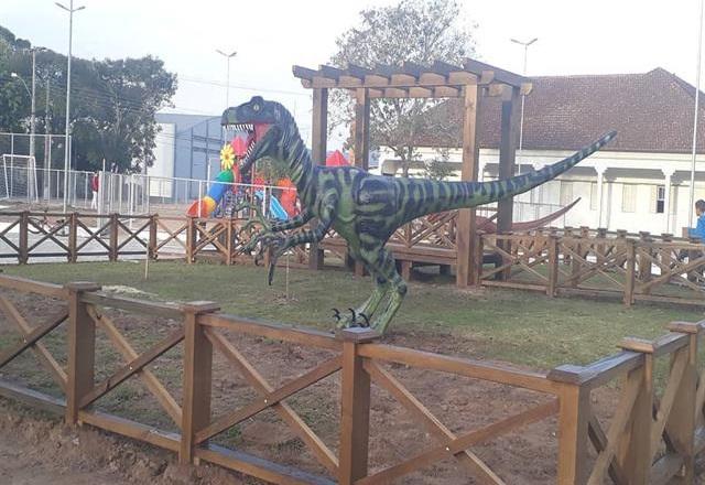 Réplica de dinossauro na Praça Matriz de São João do Polêsine (Divulgação/Prefeitura)