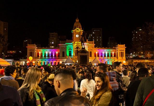 Pessoas reunidas na Praça da Estação de Belo Horizonte durante a Virada Cultural 2019 (Divulgação/Prefeitura de BH)