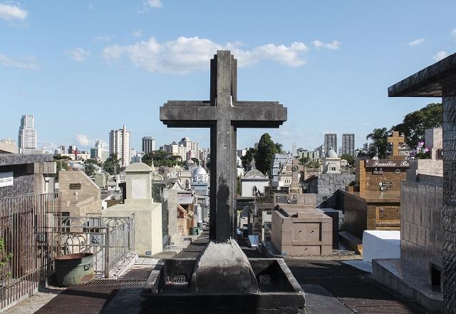 Cruz aparece sobre túmulo em cemitério (Hully Paiva/Prefeitura de Curitiba)