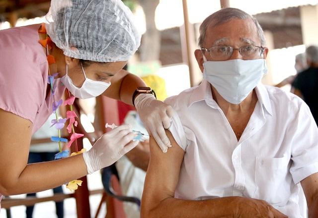 Segundo o governo, deverão ser disponibilizados 354 milhões de imunizantes contra a covid em 2022 (Marcos Moura/Prefeitura de Fortaleza)