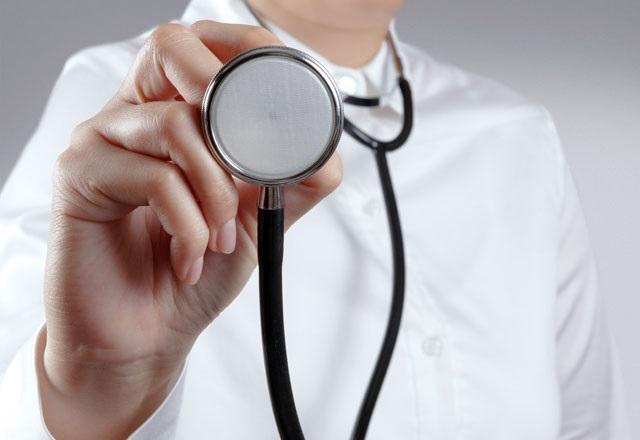 Médico segura estetoscópio (Divulgação/Prefeitura de Juiz de Fora)