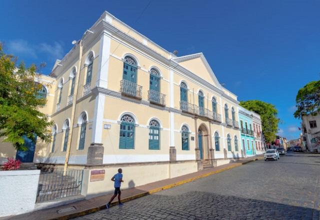 Homem passando em frente à prefeitura de Olinda (Divulgação/Prefeitura de Olinda)