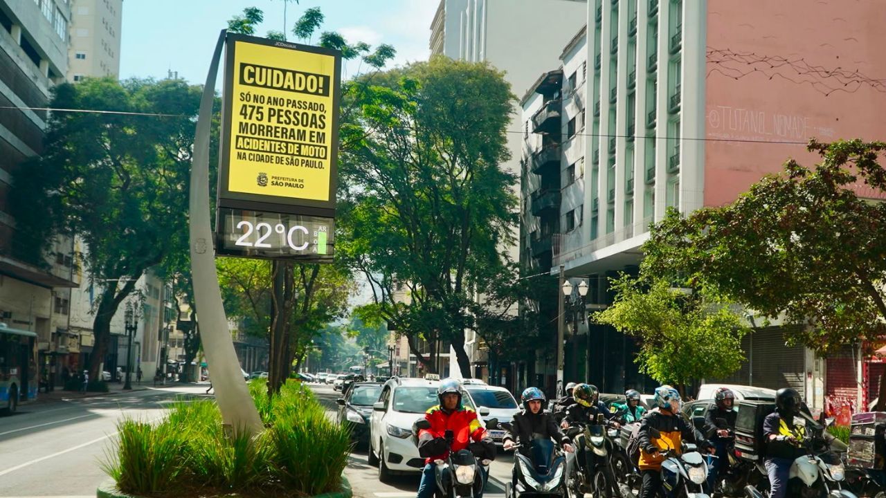 Imagem da notícia: SP espalha faixas sobre mortes em meio a briga com Uber Moto