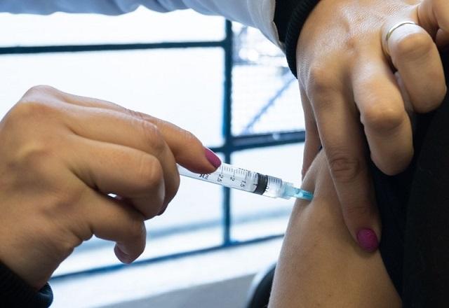 Prefeitura de São Paulo passou a aplicar dose adicional da vacina da covid em adultos que completaram ciclo vacinal há pelo menos quatro meses (Divulgação/Prefeitura de São Paulo)
