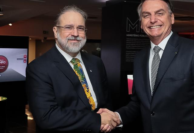 Presidente Bolsonaro cumprimenta Aras, rechaçado como PGR por Alessandro Vieira