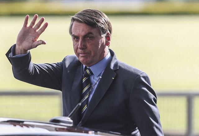 Bolsonaro volta a defender tratamento "precoce" contra covid Bolsonaro volta a defender tratamento "precoce" contra covid