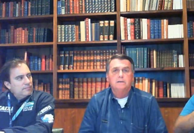 Presidente Jair Bolsonaro em live com presidente da Caixa, Pedro Guimarães