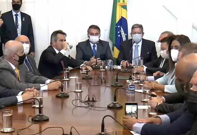 Presidente Jair Bolsonaro entrega MP programa social ao presidente da Câmara
