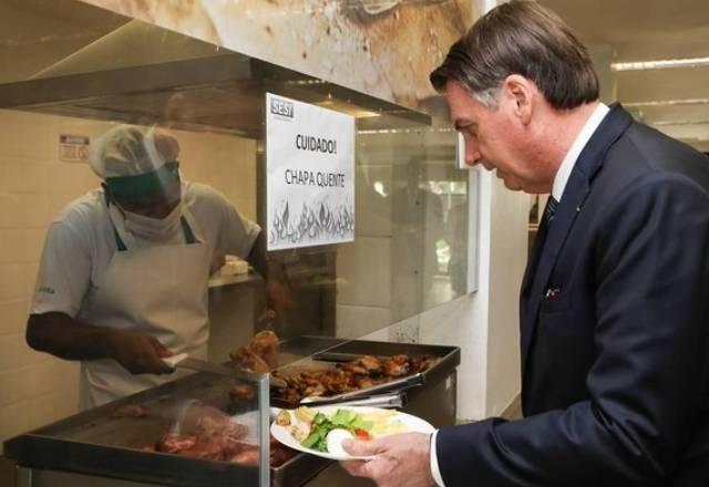 Presidente Jair Bolsonaro na fila da carne | Foto por: Marcos Corrêa | PR Fonte: undefined - iG