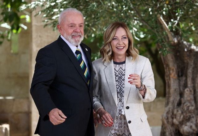 Presidente Luiz Inácio Lula da Silva ao lado da primeira-ministra italiana, Giorgia Meloni, durante encontro do G7 na Itália | 14/06/2024/Reuters/Guglielmo Mangiapane