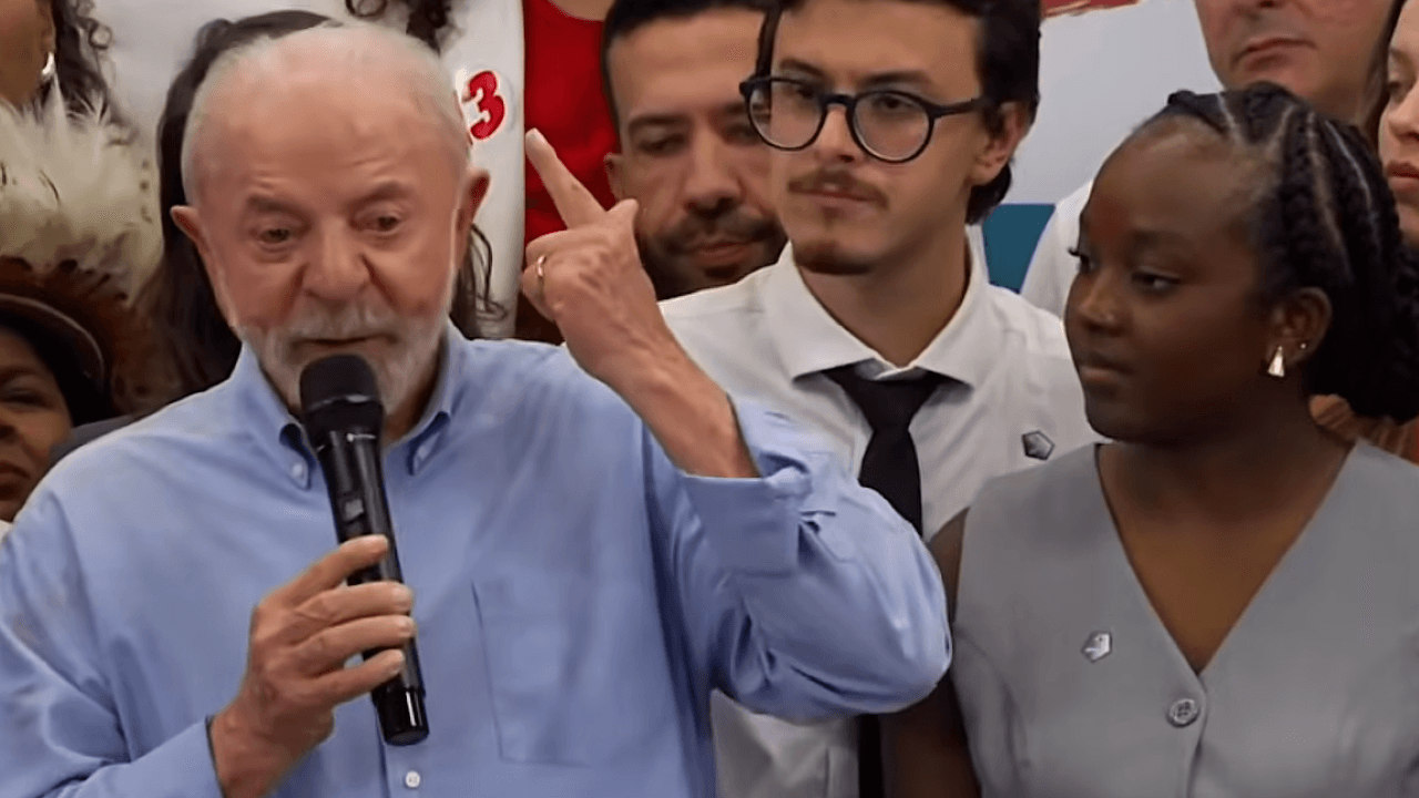 Lula desafia Flávio Bolsonaro e PL a votarem pelo fim da 6x1 Lula desafia Flávio Bolsonaro e PL a votarem pelo fim da 6x1