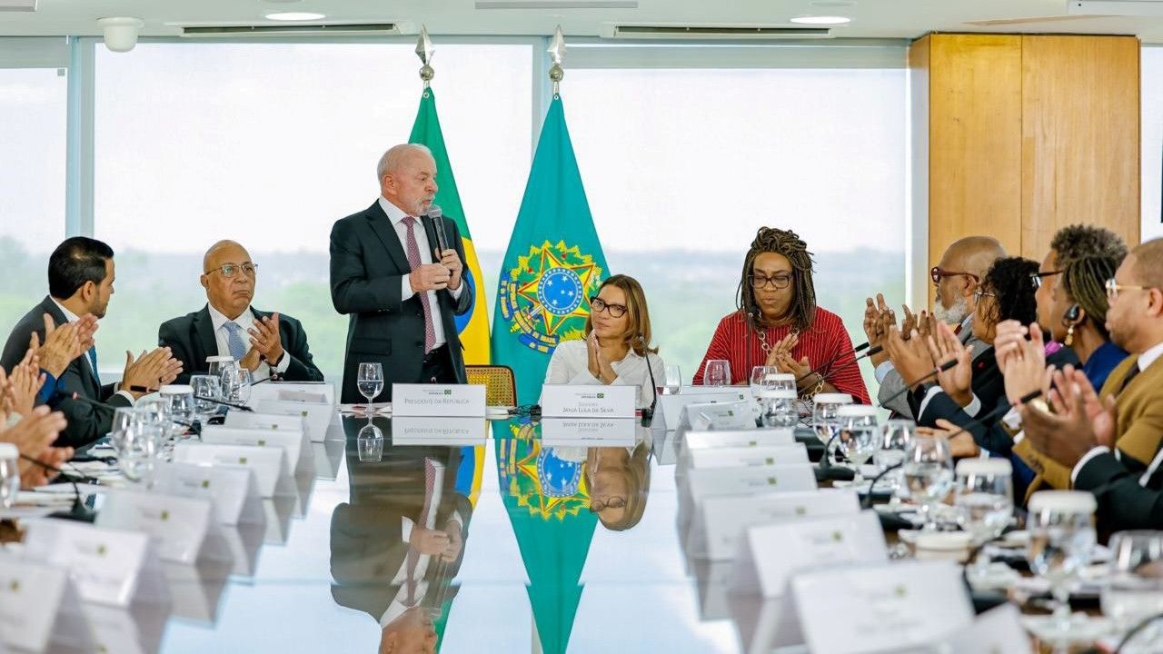 Imagem da notícia: Lula: celibato faz católicos crescerem menos que evangélicos Imagem da notícia: Lula: celibato faz católicos crescerem menos que evangélicos