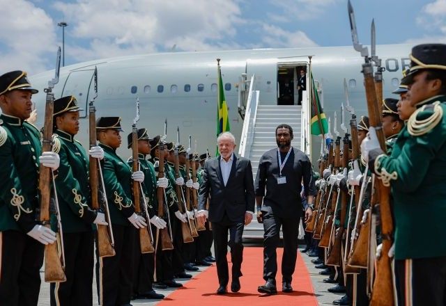 Lula chega a Joanesburgo e se reúne com presidente da África do Sul antes do G20