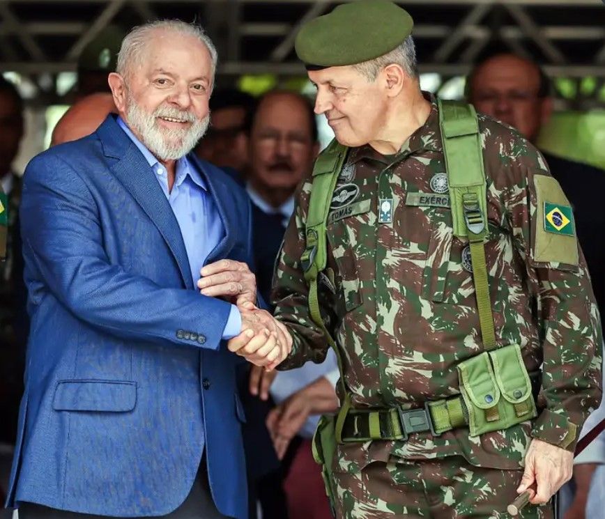 Presidente Lula aperta a mão do comandante do Exército, Tomás Paiva, em Pernambuco