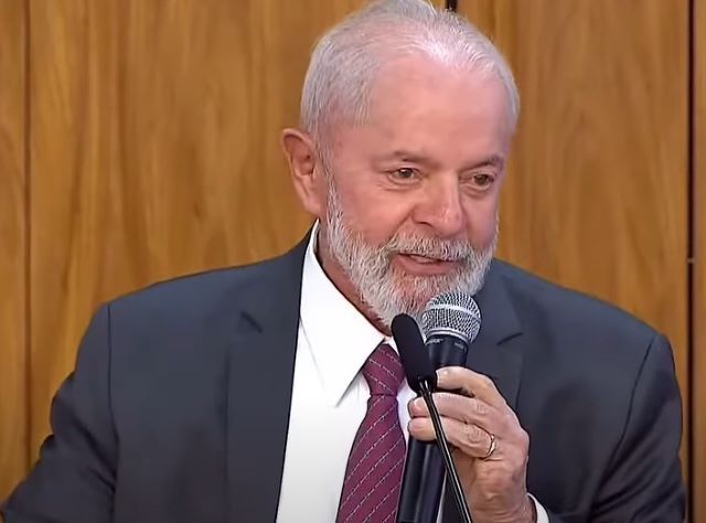 Lula assina programa para combater ao crime na Amazônia, cobra agilidade e "menos burocracia" Lula assina programa para combater ao crime na Amazônia, cobra agilidade e "menos burocracia"