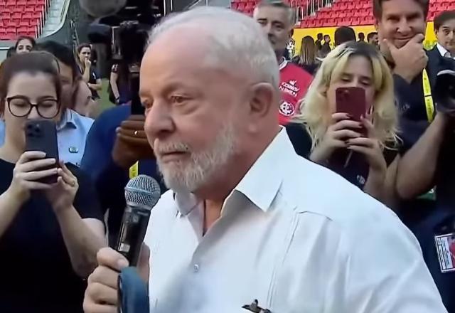 Presidente Lula falando em um microfone