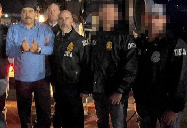 Presidente capturado da Venezuela, Nicolás Maduro, ao lado do administrador da DEA, a agência anti-drogas dos EUA, Terry Cole, em Newburgh, Nova York | Divulgação/Reuters