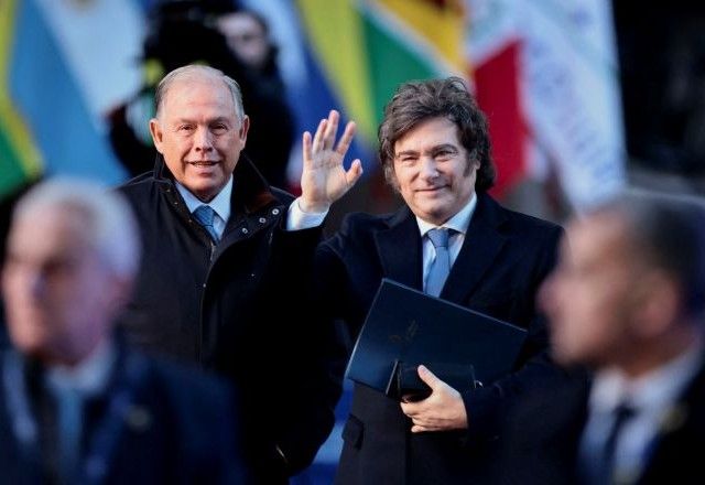 Presidente da Argentina, Javier Milei, ao lado do então ministro das Relações Exteriores do país, Gerardo Werthein, em Buenos Aires | 03/07/2025/Reuters/Alessia Maccioni