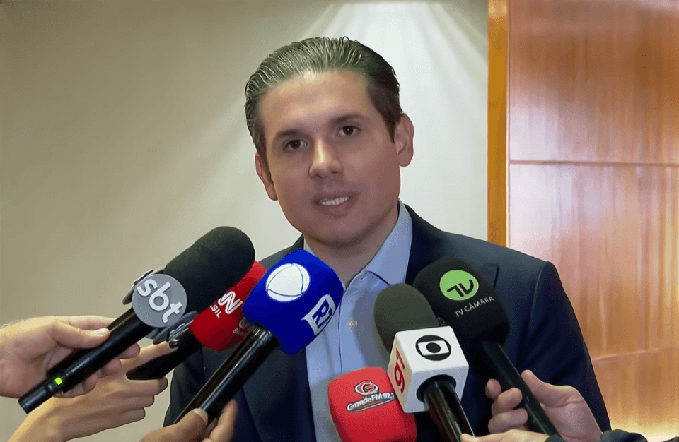 Imagem da notícia: Motta confirma votação da 6x1 no plenário até quinta (28) Imagem da notícia: Motta confirma votação da 6x1 no plenário até quinta (28)
