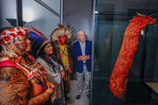 Lula promete tirar ocupantes de área indígena em celebração ao retorno do manto Tupinambá ao Brasil