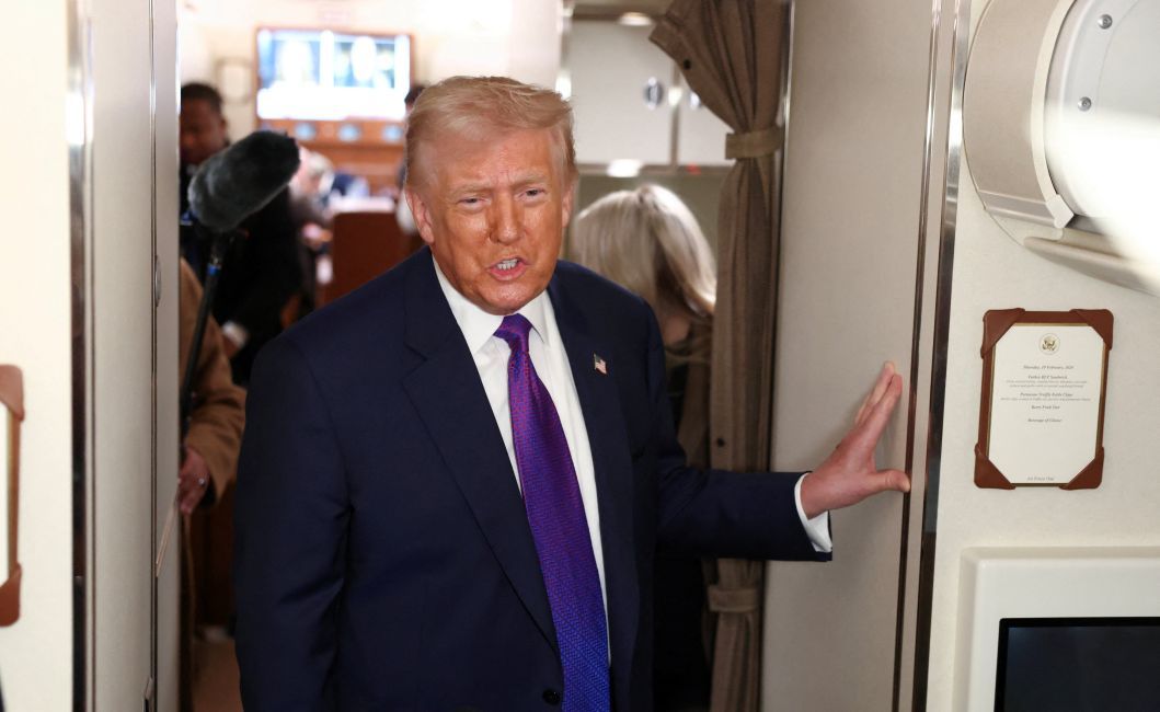 Presidente dos EUA, Donald Trump, fala com repórteres a bordo do avião presidencial Força Aérea Um | 19/02/2026/Reuters/Kevin Lamarque