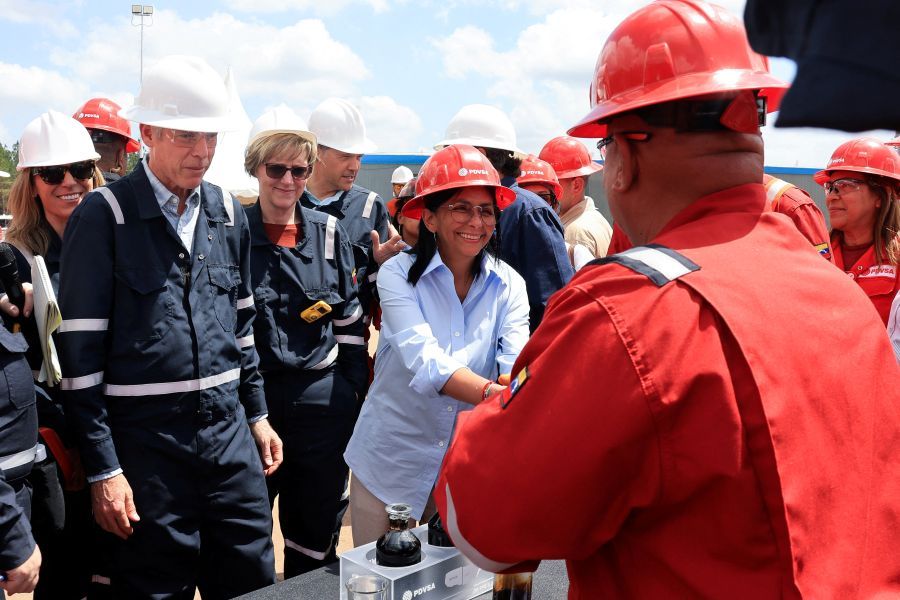 Presidente interina da Venezuela, Delcy Rodríguez, e o secretário de Energia dos EUA, Chris Wright, visitam instalações de produção de petróleo na Faixa Petrolífera do Orinoco | 12/02/2026/Palácio Miraflores/Divulgação via Reuters