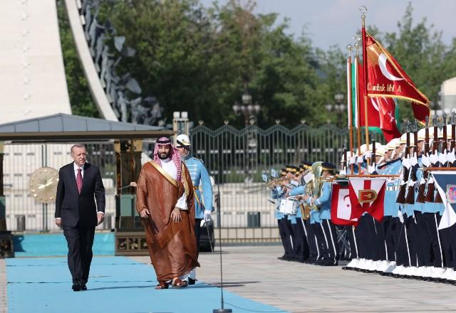 Presidente turco e príncipe saudita durante visita do herdeiro à Turquia