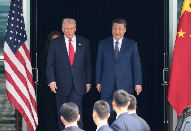 Presidentes dos EUA, Donald Trump, e da China, Xi Jinping, em Busan, na Coreia do Sul | Reuters/Evelyn Hockstein