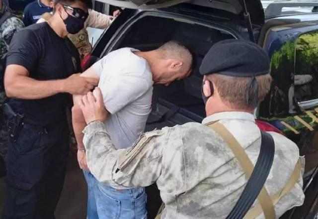 Preso sendo entregue à Polícia Federal na Ponta da Amizade.  Foto por Wilson Ferreira | CREDITO: CAMPO GRANDE NEWS