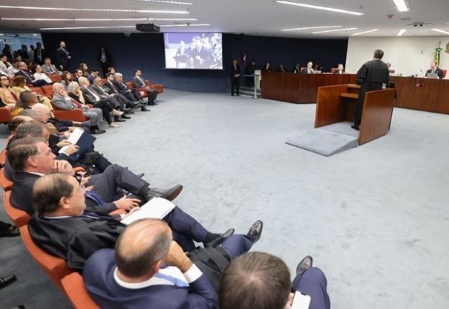 O ex-presidente Jair Bolsonaro (PL) acompanha julgamento de denúncias na PGR na sala da Primeira Turma do STF | Divulgação/Antonio Augusto/STF