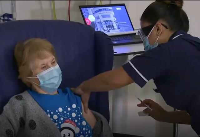 Primeira mulher vacinada contra a covid-19 no Reino Unido