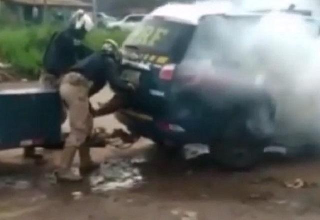 Agentes da PRF mantém homem preso em carro com bomba de gás lacrimogênio (Reprodução/Primeiro Impacto)
