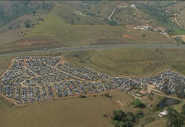 Terreno, de 5 mil metros quadrados, fica na estrada que liga a capital paulista ao litoral norte | Reprodução/SBT