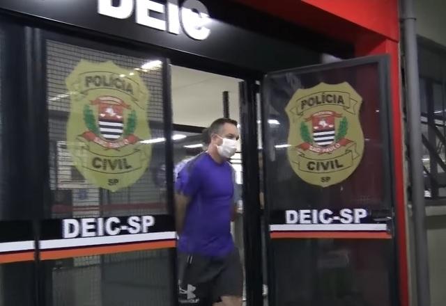 Policial conduz golpista Fernando do Nascimento Gonçalvez (Reprodução/Primeiro Impacto)