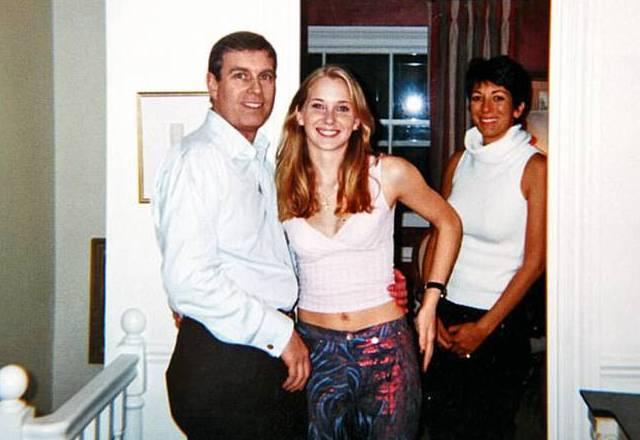 Príncipe Andrew e Vírginia Giuffre em foto tirada em 2011 | Divulgação