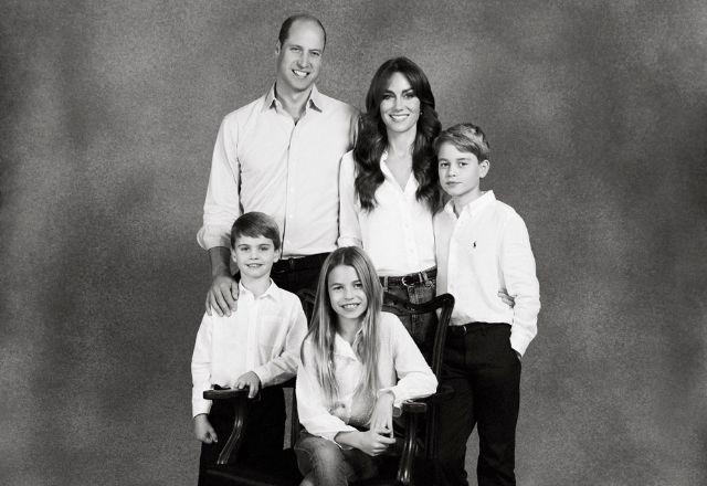 Principe William e Kate Middleton pousam com os filhos para foto oficial de Natal da Família Real